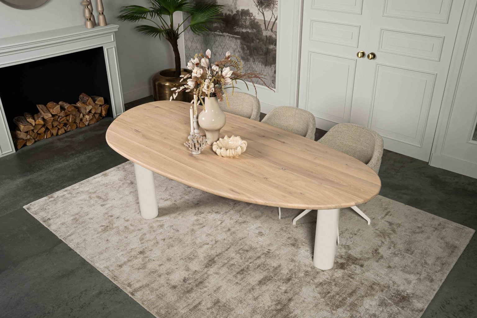 This is one of our many table combinations. Have you seen another leg that you would like to combine with this top or vice versa? It is possible to mix and match! Come visit one of our stores and discover all the possibilities.