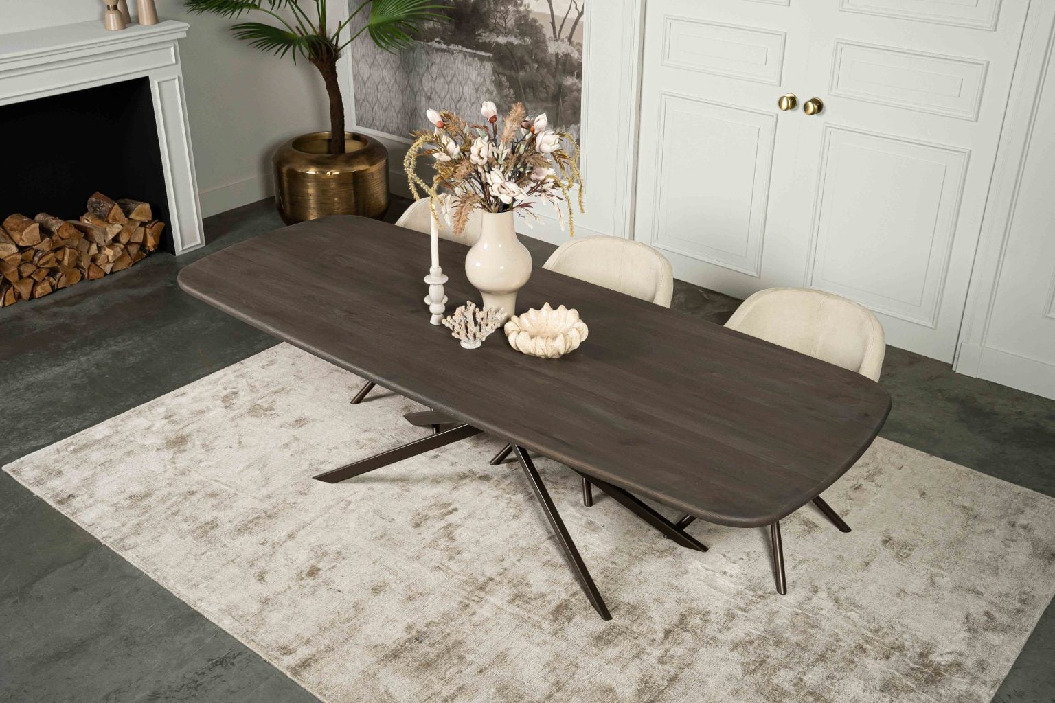 De Deens ovale slanke eettafel Bordeaux met metalen mikado poot van Room108.