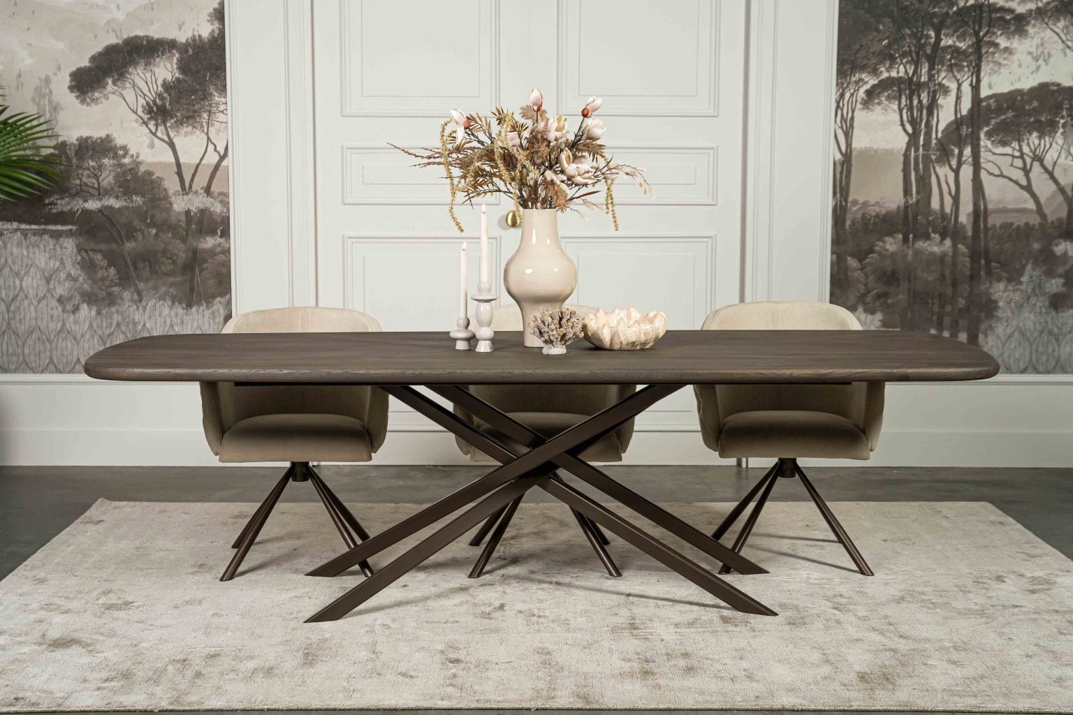 De Deens ovale slanke eettafel Bordeaux met metalen mikado poot van Room108.