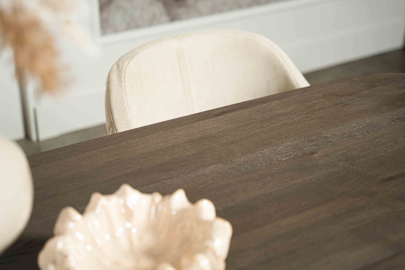 De Deens ovale slanke eettafel Bordeaux met metalen mikado poot van Room108.