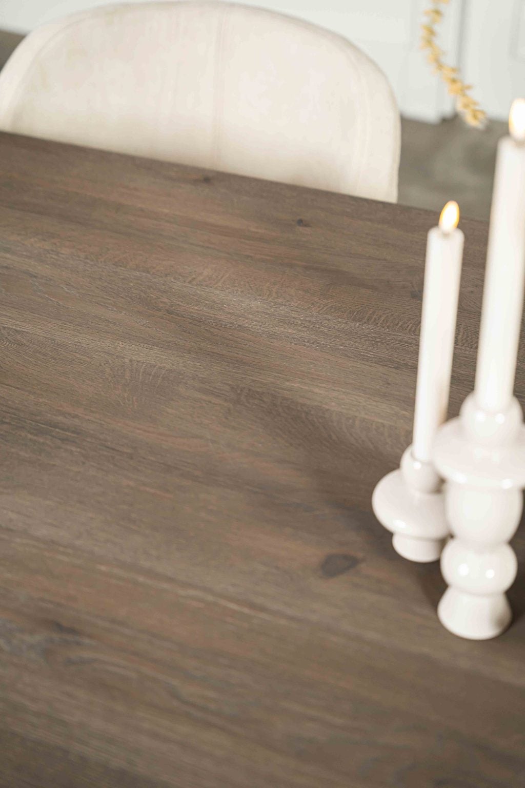 De Deens ovale slanke eettafel Bordeaux met metalen mikado poot van Room108.