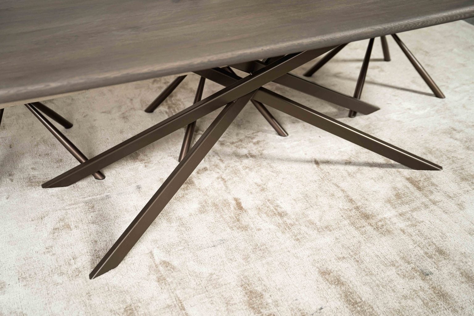 De Deens ovale slanke eettafel Bordeaux met metalen mikado poot van Room108.
