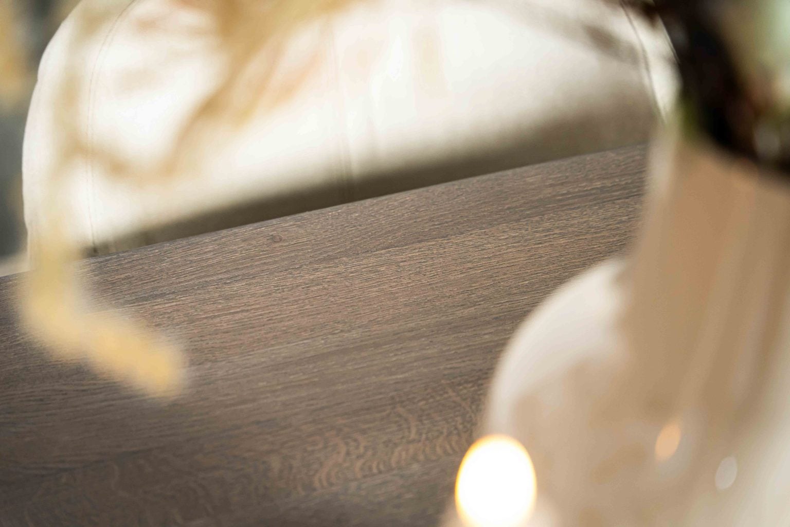 De Deens ovale slanke eettafel Bordeaux met metalen mikado poot van Room108.