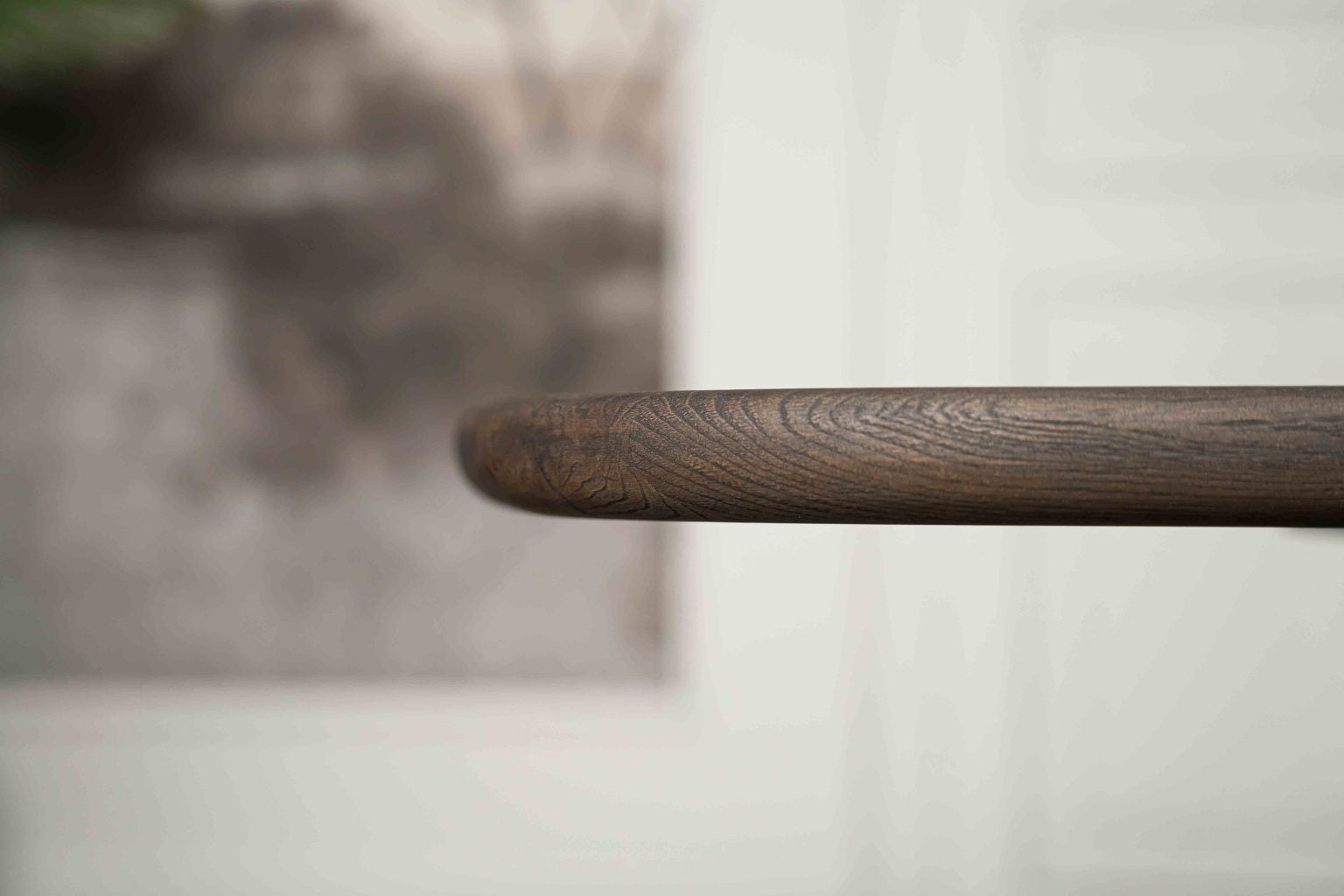 De Deens ovale slanke eettafel Bordeaux met metalen mikado poot van Room108.