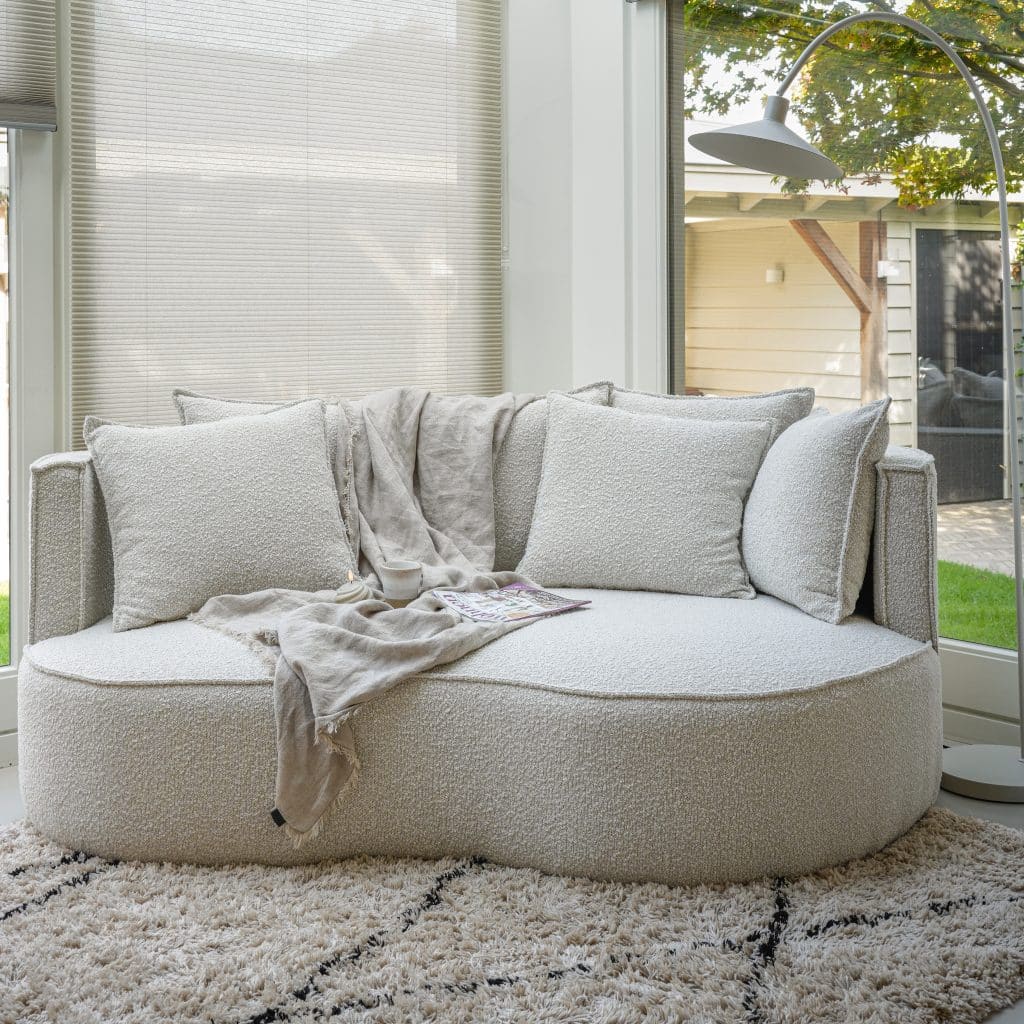 Wil je wonen in de stijl van @charisathome? Kies dan voor de loungebank zoals die bij Charis thuis staat. De Adèle Curve zal dan ook zeker jouw ideale plekje in huis worden om te relaxen!