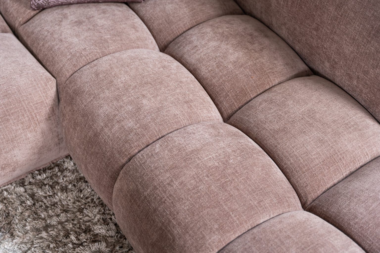 Ein einzigartiges und trendiges Sofa mit Blöcken aus Samtstoff und in der Farbe Lila/Rosa mit wunderbarem Sitzkomfort.