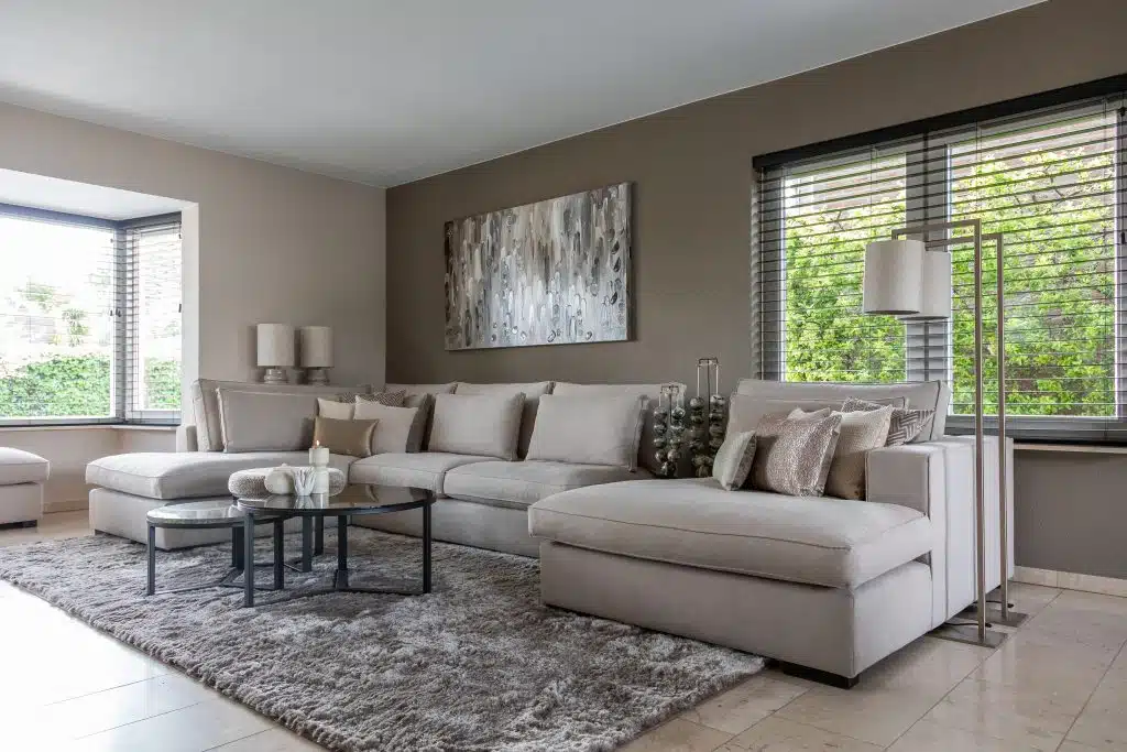 BINNENKIJKEN IN HET RUIME INTERIEUR VAN LILIAN & JEROEN