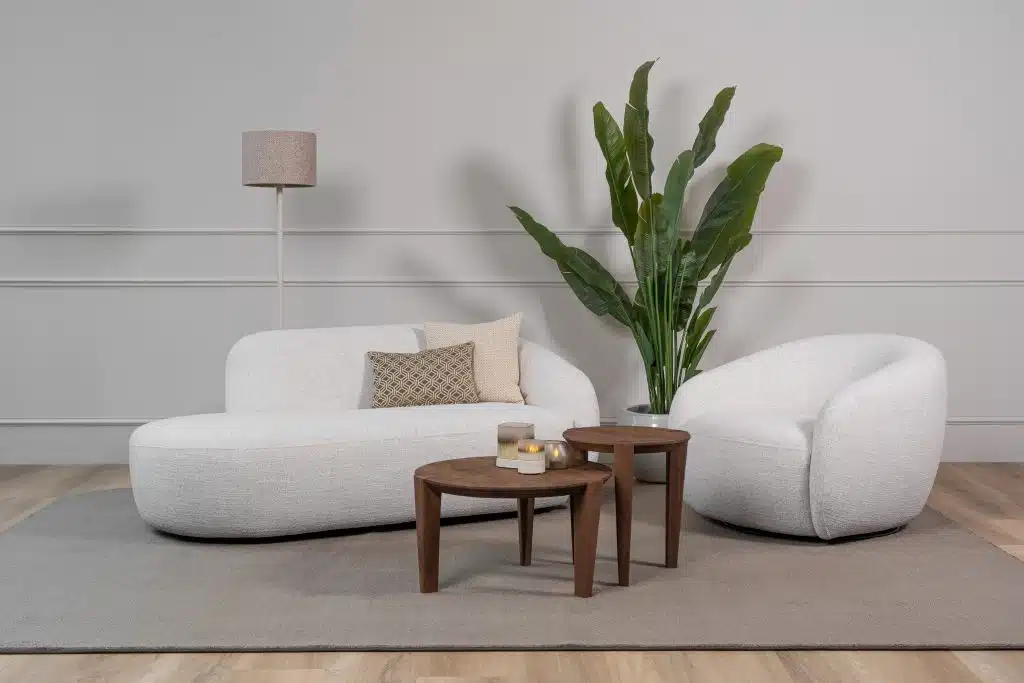 De Lenny Lazy en Lenny Chair als perfecte combi. Een trendy loveseat en fauteuil in een lichtgrijze kleur