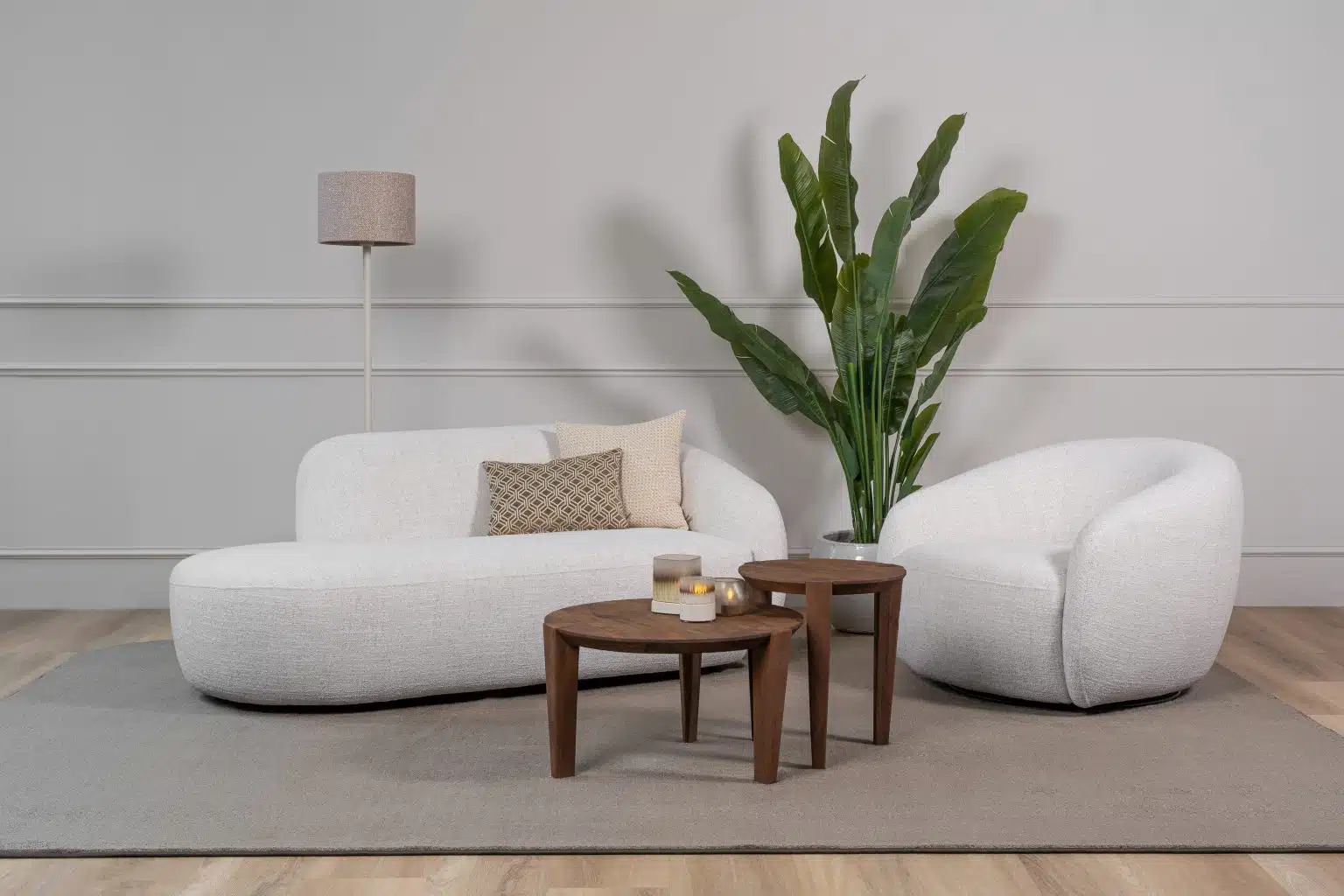De Lenny Lazy en Lenny Chair als perfecte combi. Een trendy loveseat en fauteuil in een lichtgrijze kleur