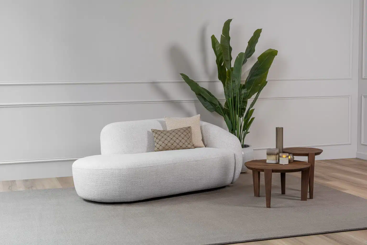 Deze royale loungestoel zit tussen een fauteuil en een loveseat in. Met een schuin geplaatste rugleuning en in een lichtgrijze kleur is de Lenny Lazy een statementpiece.