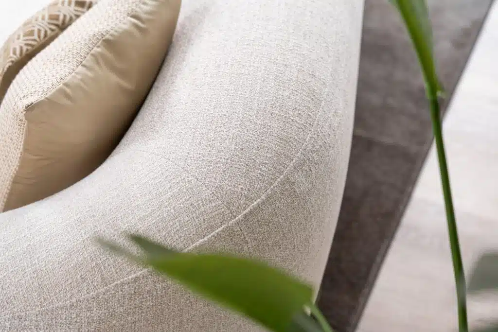 Deze royale loungestoel zit tussen een fauteuil en een loveseat in. Met een schuin geplaatste rugleuning en in een lichtgrijze kleur is de Lenny Lazy een statementpiece.