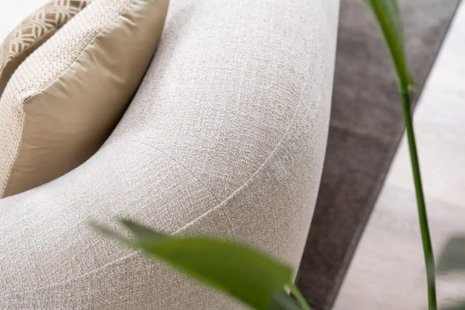 Deze royale loungestoel zit tussen een fauteuil en een loveseat in. Met een schuin geplaatste rugleuning en in een lichtgrijze kleur is de Lenny Lazy een statementpiece.