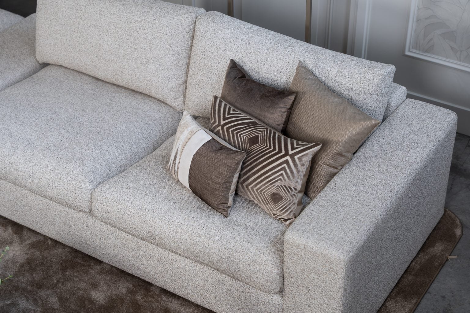 Hoekbank Victoria van Room108 is hier uitgevoerd met een open hoek! Uitgevoerd in een licht beige/ grijze stof. Verkrijgbaar in meer dan 700 stoffen en kleuren.