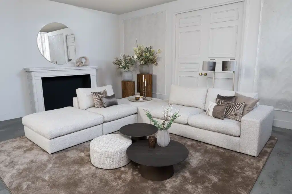 Hoekbank Victoria van Room108 is hier uitgevoerd met een open hoek! Uitgevoerd in een licht beige/ grijze stof. Verkrijgbaar in meer dan 700 stoffen en kleuren.