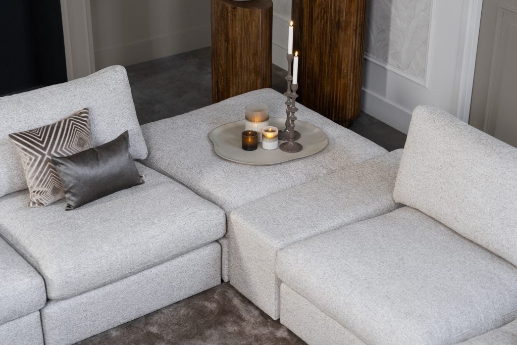 Hoekbank Victoria van Room108 is hier uitgevoerd met een open hoek! Uitgevoerd in een licht beige/ grijze stof. Verkrijgbaar in meer dan 700 stoffen en kleuren.