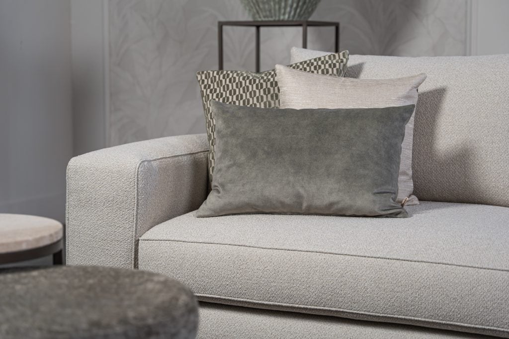 Lichte modulaire elementenbank Eva met innerbench en zachte kussens, gestyled met accessoires in een modern interieur.
