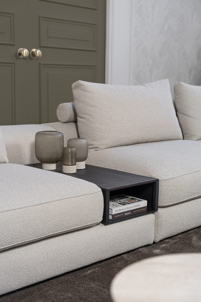 Lichte modulaire elementenbank Eva met innerbench en zachte kussens, gestyled met accessoires in een modern interieur.