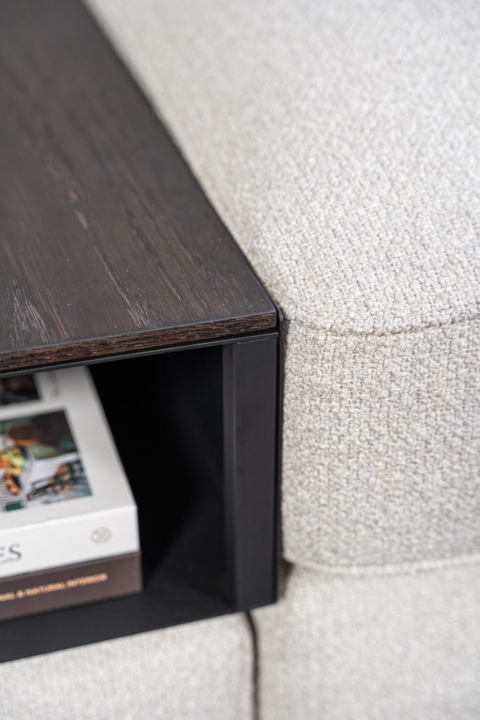 Lichte modulaire elementenbank Eva met innerbench en zachte kussens, gestyled met accessoires in een modern interieur.