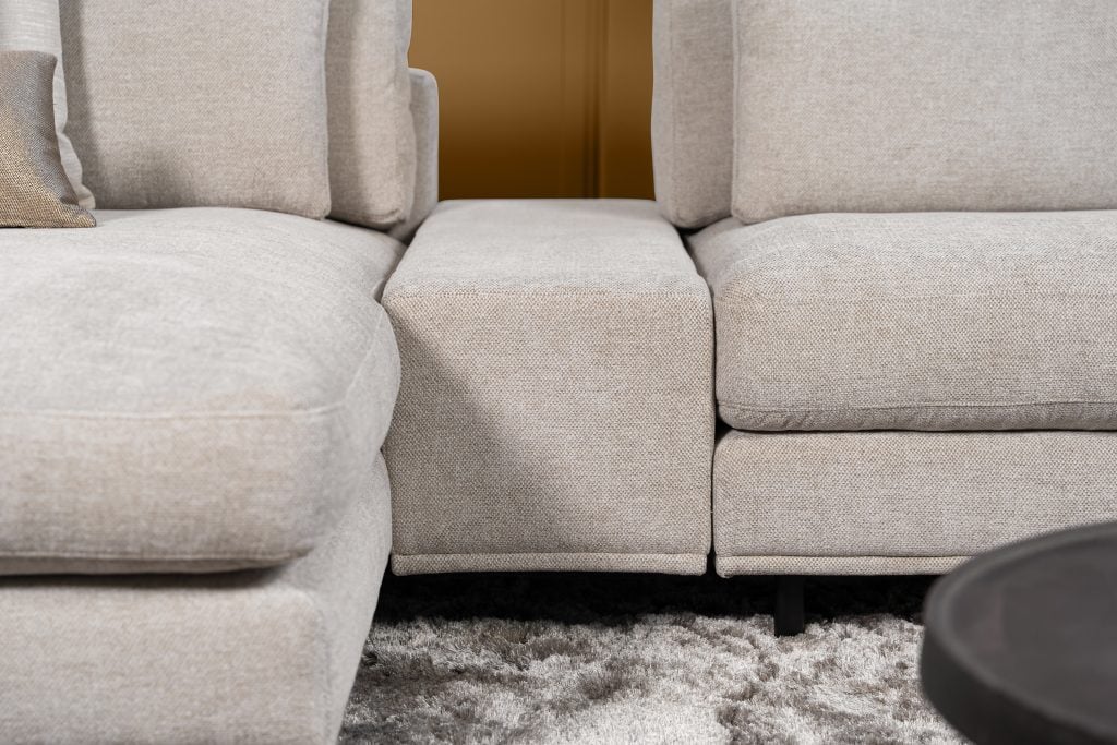 De elementenbank Carmen met innerbench gestyled met aardse tinten en zachte accessoires voor een knusse en elegante uitstraling.