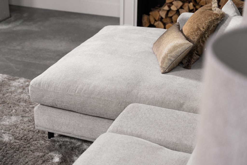 De elementenbank Carmen met innerbench gestyled met aardse tinten en zachte accessoires voor een knusse en elegante uitstraling.