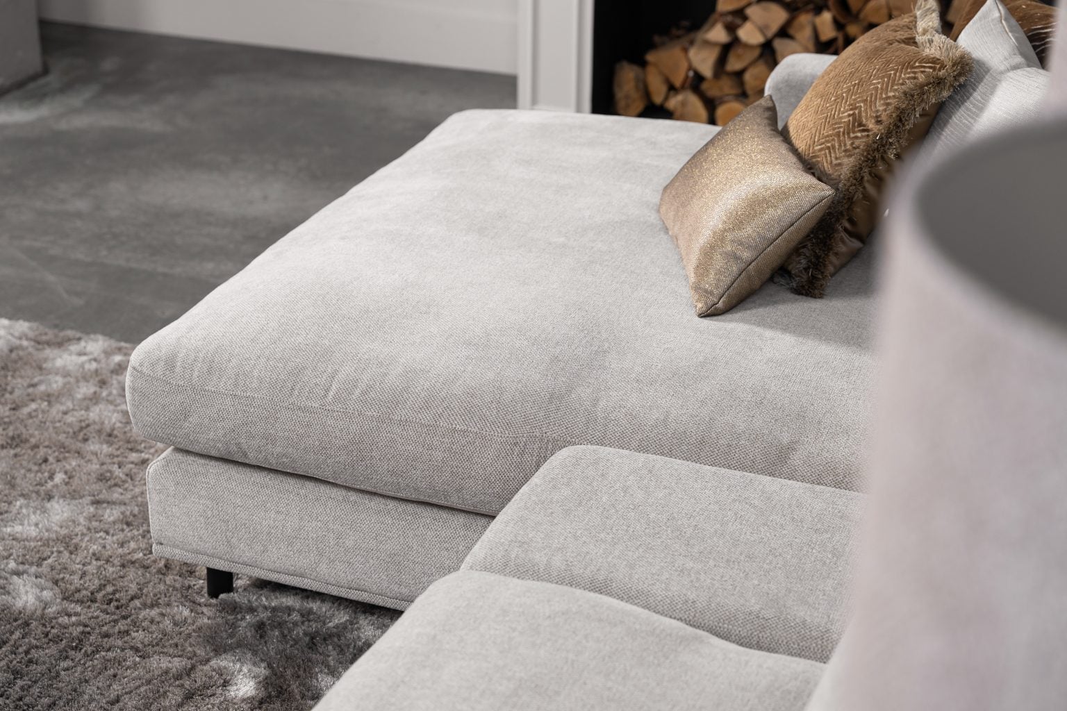 De elementenbank Carmen met innerbench gestyled met aardse tinten en zachte accessoires voor een knusse en elegante uitstraling.