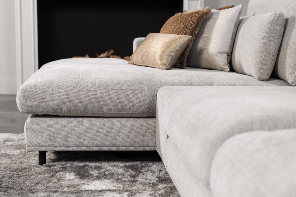 De elementenbank Carmen met innerbench gestyled met aardse tinten en zachte accessoires voor een knusse en elegante uitstraling.