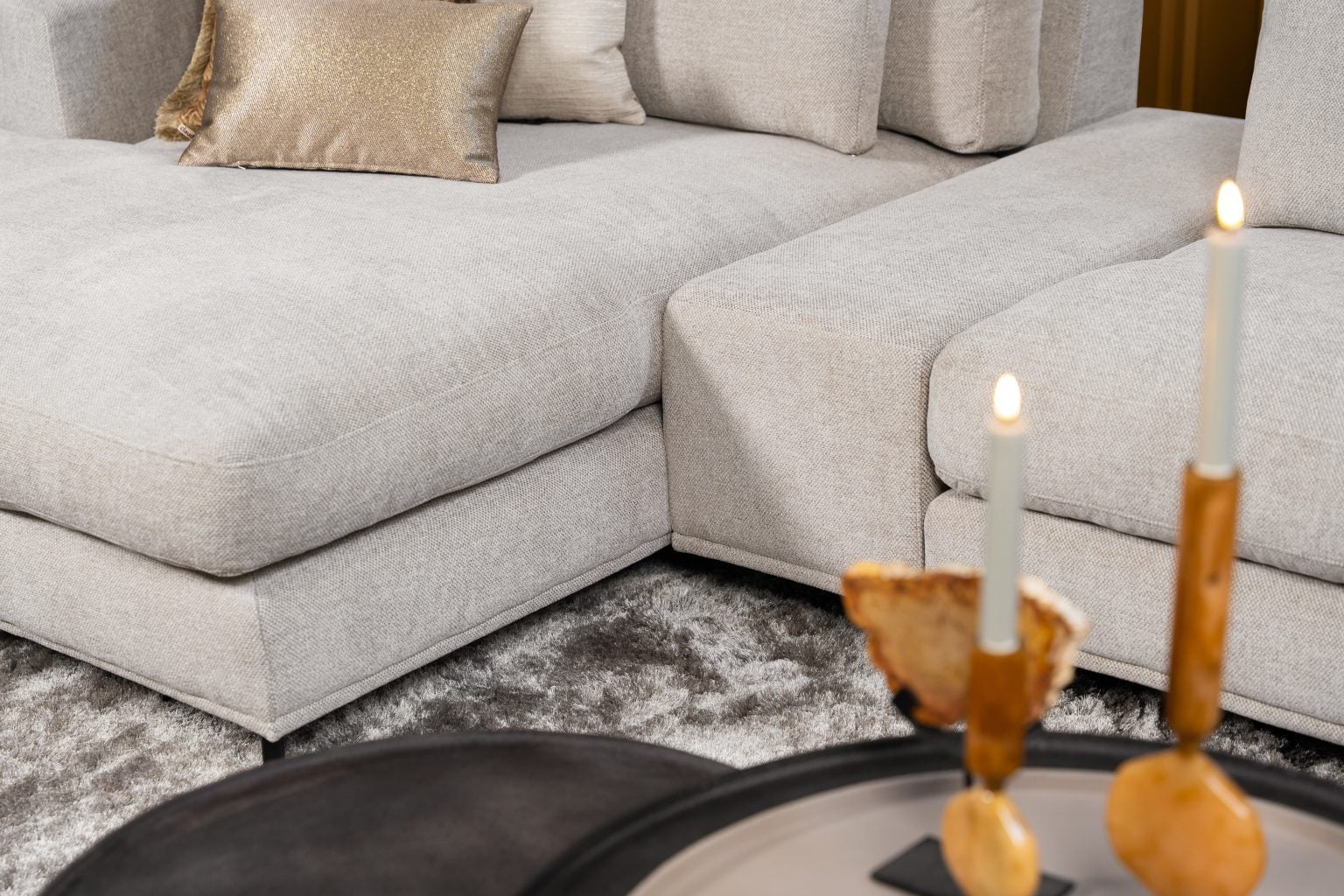 De elementenbank Carmen met innerbench gestyled met aardse tinten en zachte accessoires voor een knusse en elegante uitstraling.
