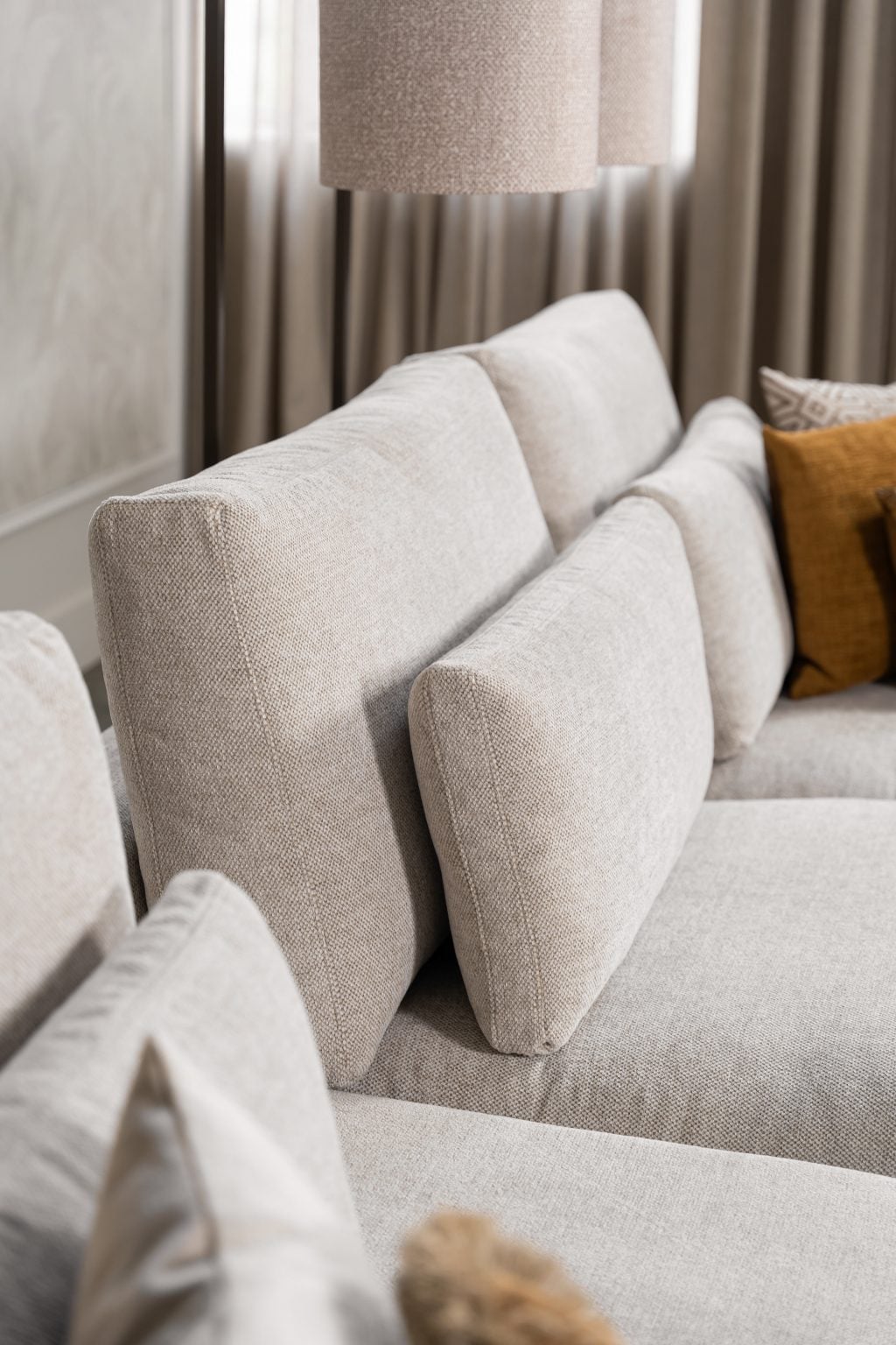 De elementenbank Carmen met innerbench gestyled met aardse tinten en zachte accessoires voor een knusse en elegante uitstraling.