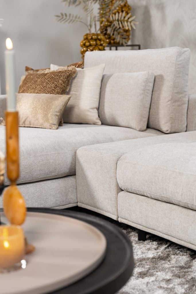 De elementenbank Carmen met innerbench gestyled met aardse tinten en zachte accessoires voor een knusse en elegante uitstraling.