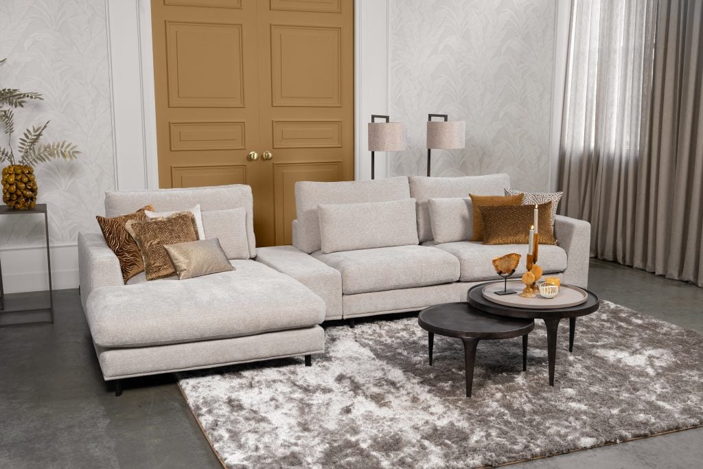 De elementenbank Carmen met innerbench gestyled met aardse tinten en zachte accessoires voor een knusse en elegante uitstraling.