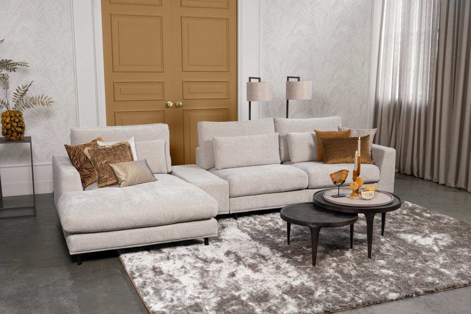De elementenbank Carmen met innerbench gestyled met aardse tinten en zachte accessoires voor een knusse en elegante uitstraling.