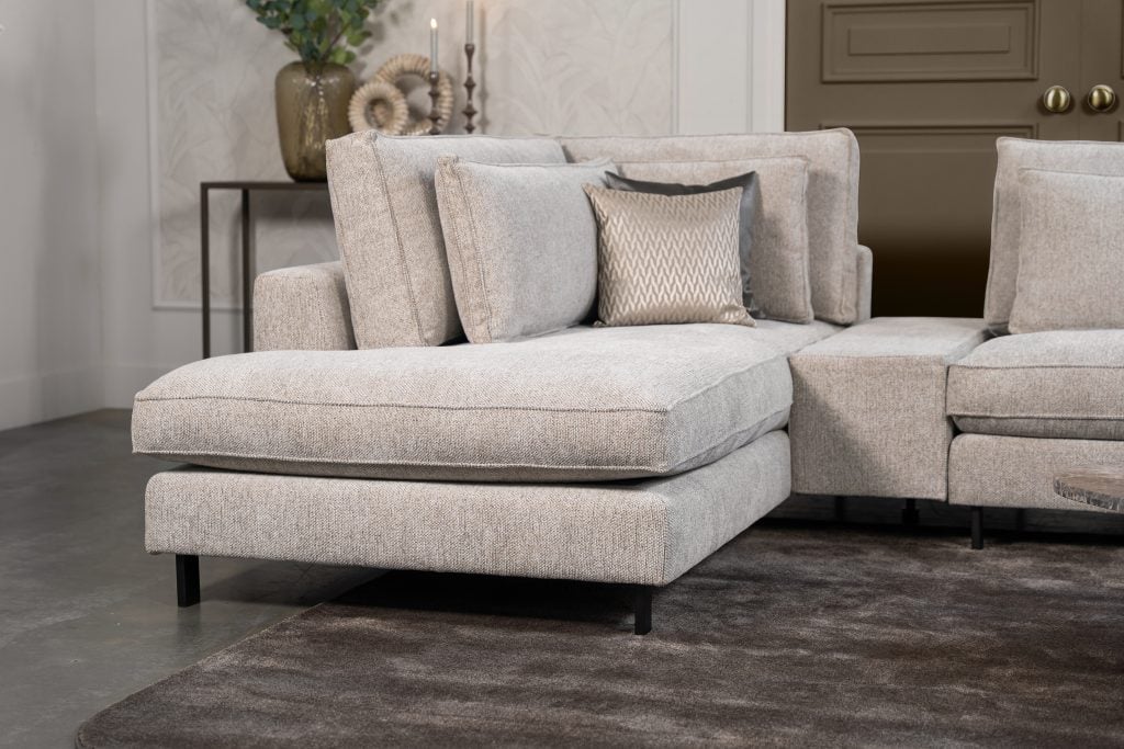 Ecksofa Gigi in einem neutralen Beigeton, mit Accessoires in warmen Erdtönen gestylt.