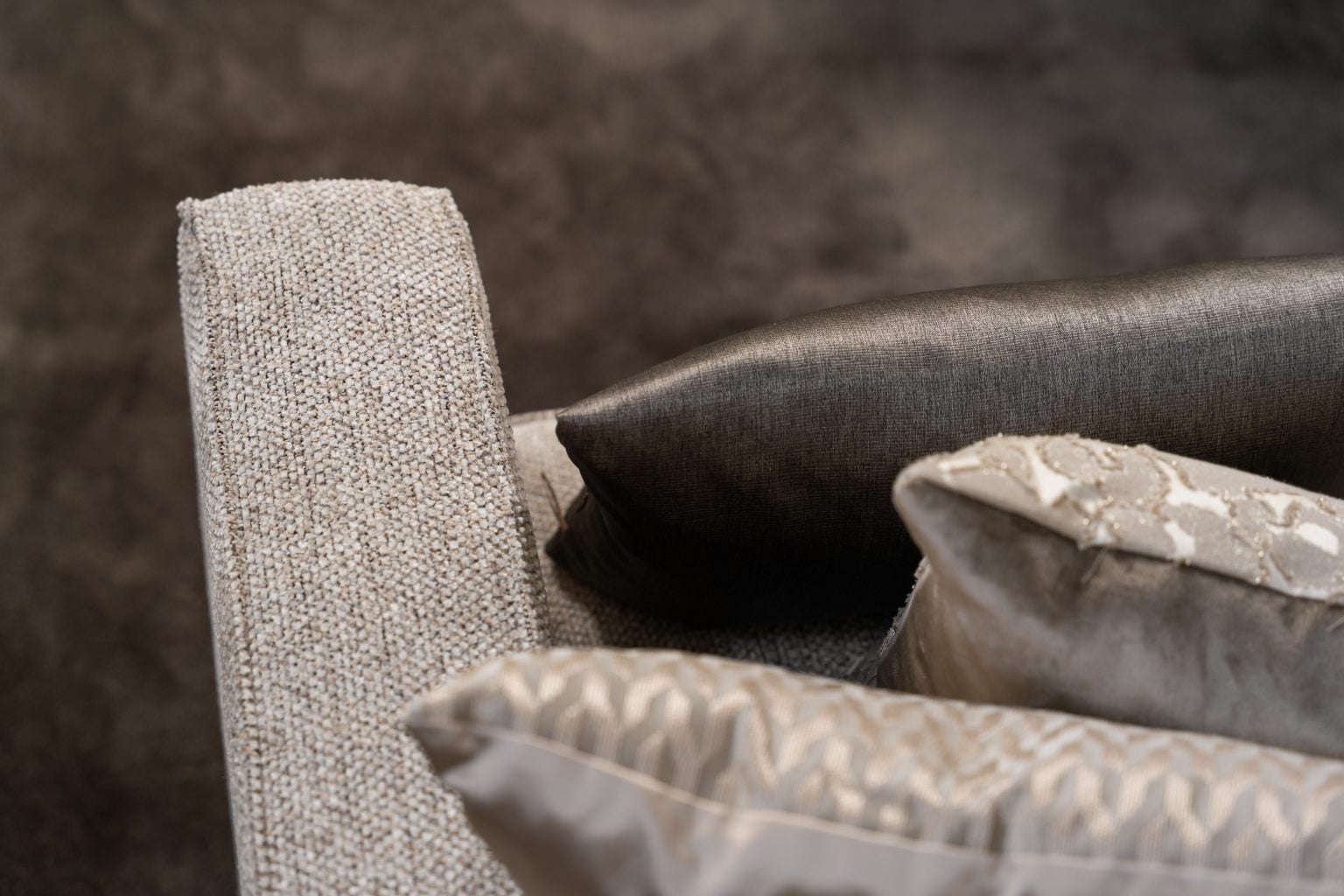 Ecksofa Gigi in einem neutralen Beigeton, mit Accessoires in warmen Erdtönen gestylt.