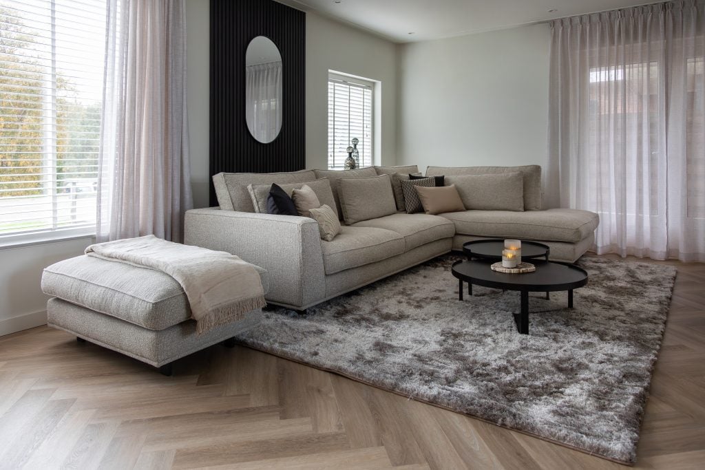 BINNENKIJKEN IN HET GEZELLIGE INTERIEUR VAN NADINE