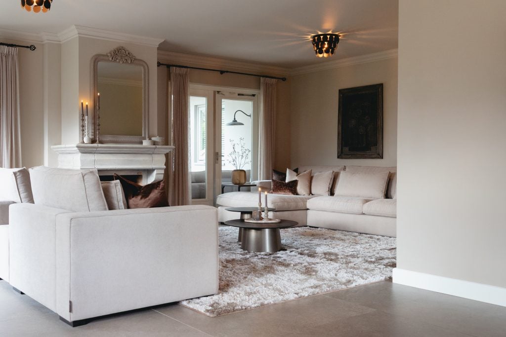 BINNENKIJKEN IN DE STIJLVOLLE EN LANDELIJKE WONING VAN NIKITA