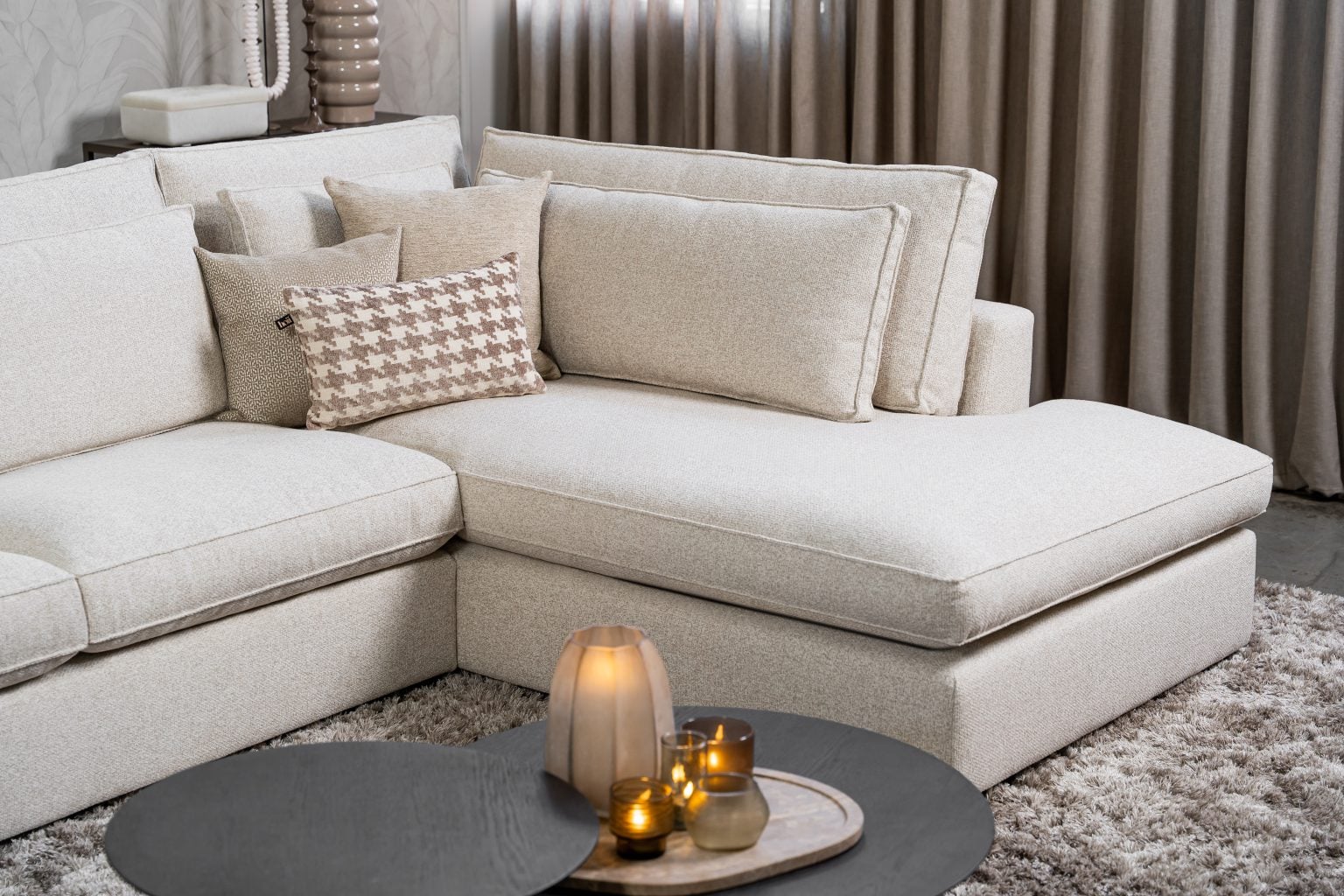 Hoekbank Annabelle Square van Room108 met een ruime U-vorm