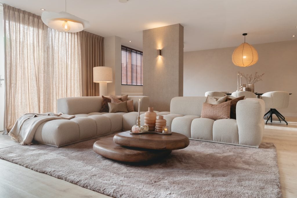 BINNENKIJKEN BIJ CYNTHIA’S WARME MAAR MINIMALISTISCHE INTERIEUR