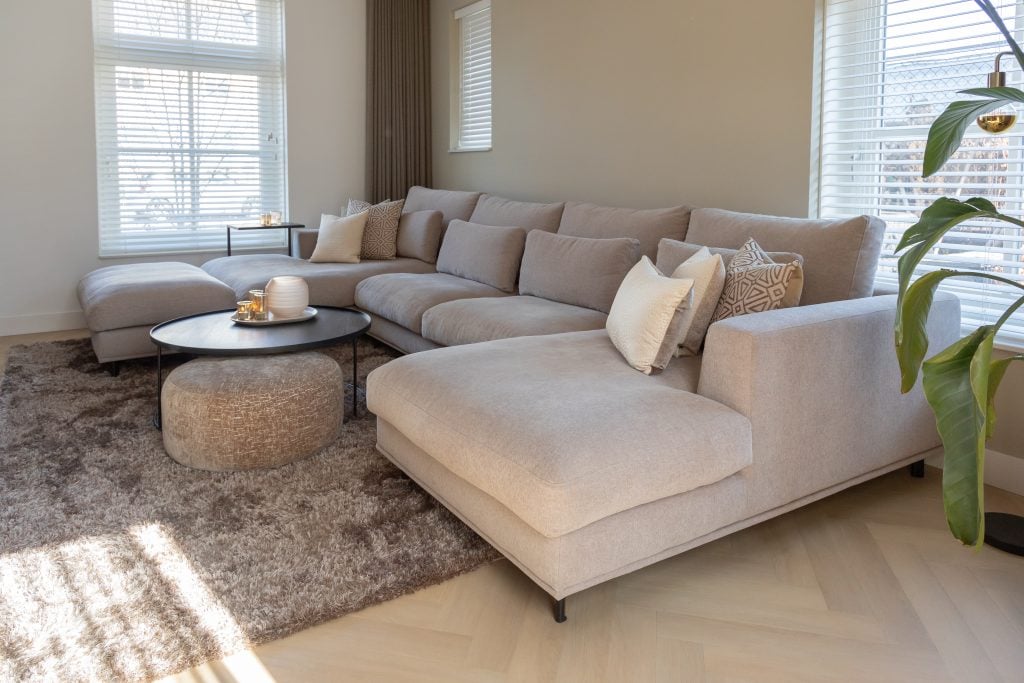 BINNENKIJKEN IN DE WARME, MINIMALITISCHE WONING VAN JANINE EN DENNIS