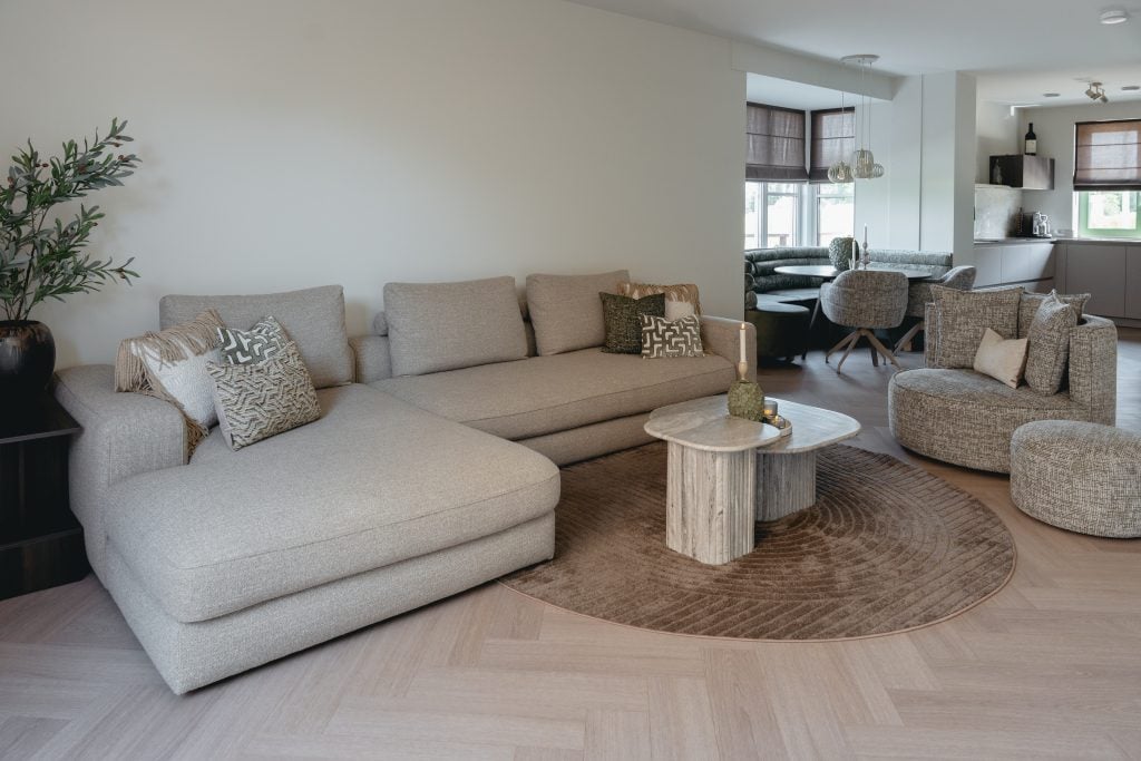 BINNENKIJKEN IN HET NIEUWBOUW INTERIEUR VAN SORAYA EN REMY