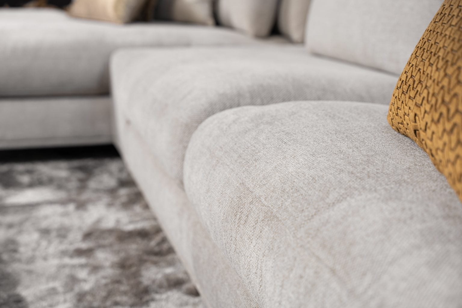De elementenbank Carmen gestyled met aardse tinten en zachte accessoires voor een knusse en elegante uitstraling.