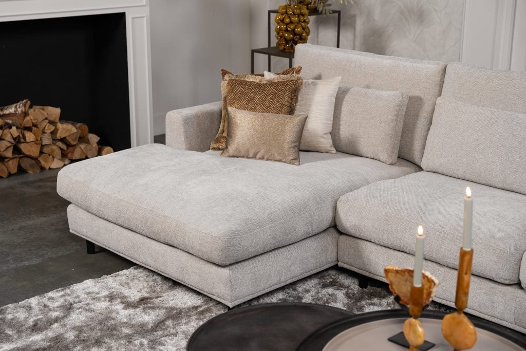 De elementenbank Carmen gestyled met aardse tinten en zachte accessoires voor een knusse en elegante uitstraling.