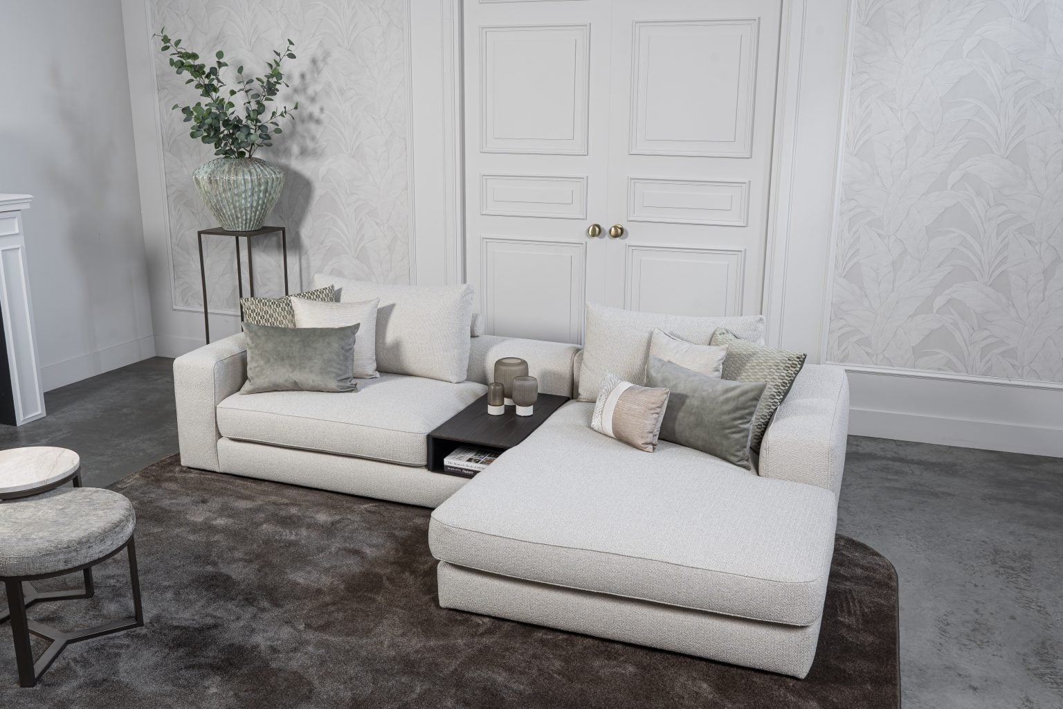Lichte modulaire elementenbank Eva met innerbench en zachte kussens, gestyled met accessoires in een modern interieur.