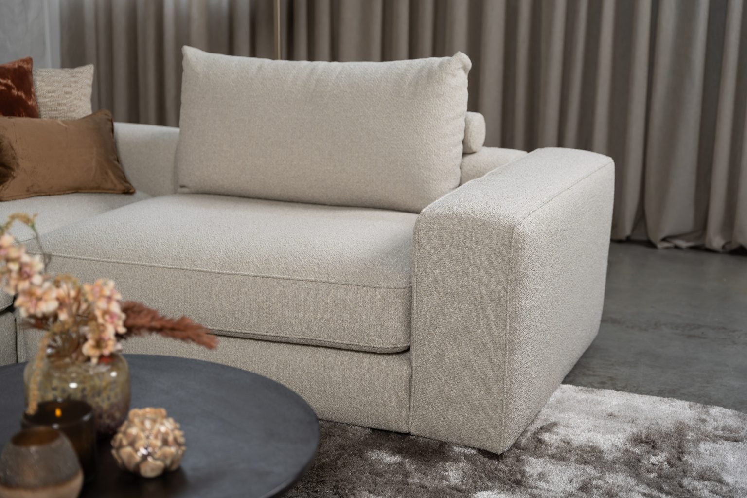 Beige hoekbank in een luxe interieur