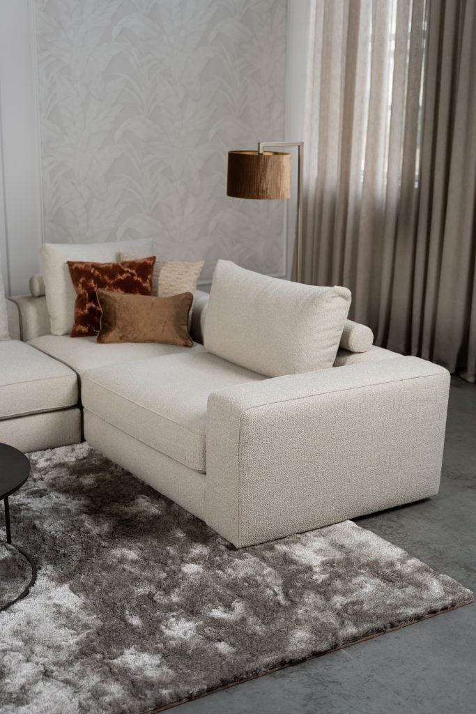 Beige hoekbank in een luxe interieur