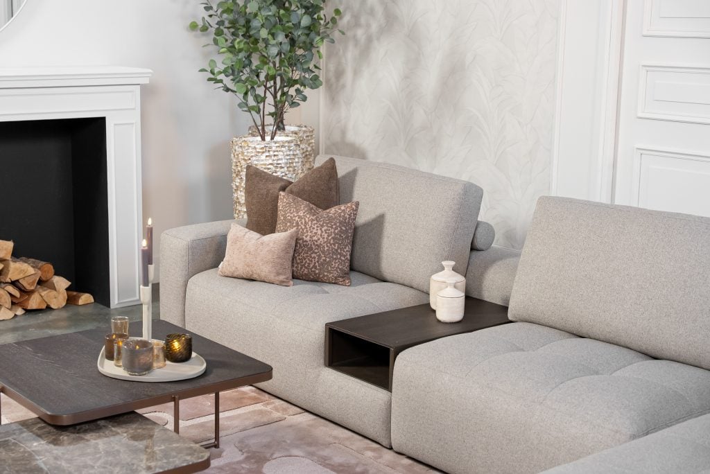 Hoekbank Alix in stof Glory Liver 10 met karakteristieke vakverdeling in de zitvlakken, uitgevoerd in een ruime hoekopstelling met comfortabele loungezijde.