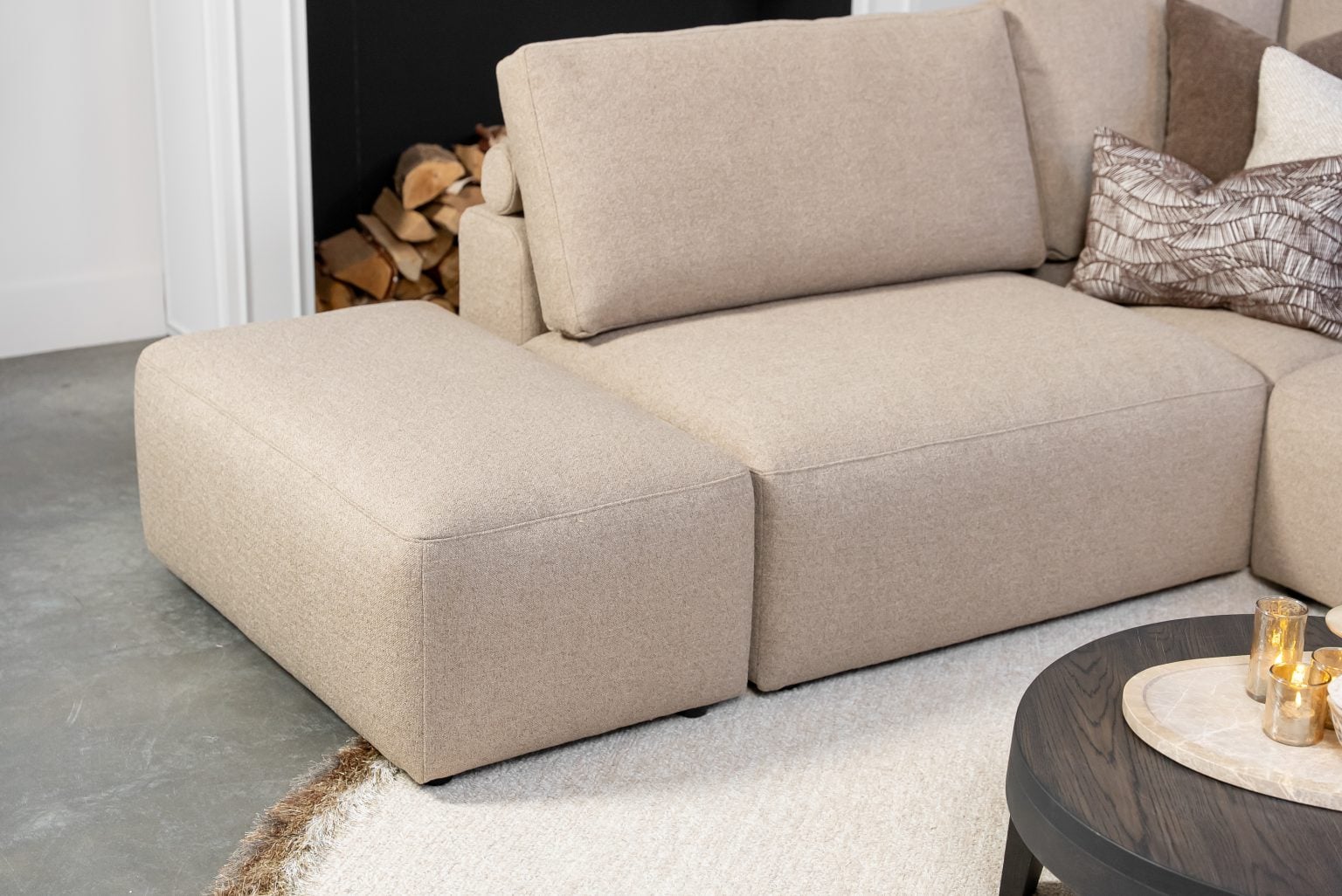 Hoekbank Nova in stof Glory Mocca 13, uitgevoerd in een ruime hoekopstelling met zachte rugkussens, brede armleuningen en een modern, comfortabel design.