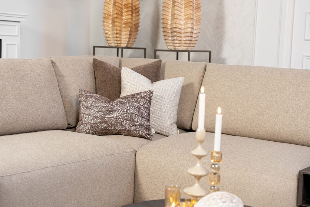 Hoekbank Nova in stof Glory Mocca 13, uitgevoerd in een ruime hoekopstelling met zachte rugkussens, brede armleuningen en een modern, comfortabel design.