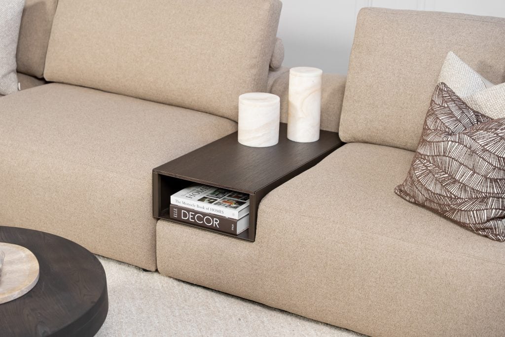 Hoekbank Nova in stof Glory Mocca 13, uitgevoerd in een ruime hoekopstelling met zachte rugkussens, brede armleuningen en een modern, comfortabel design.