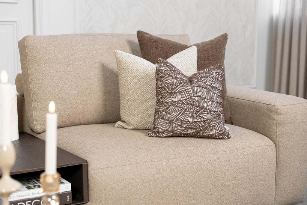 Hoekbank Nova in stof Glory Mocca 13, uitgevoerd in een ruime hoekopstelling met zachte rugkussens, brede armleuningen en een modern, comfortabel design.