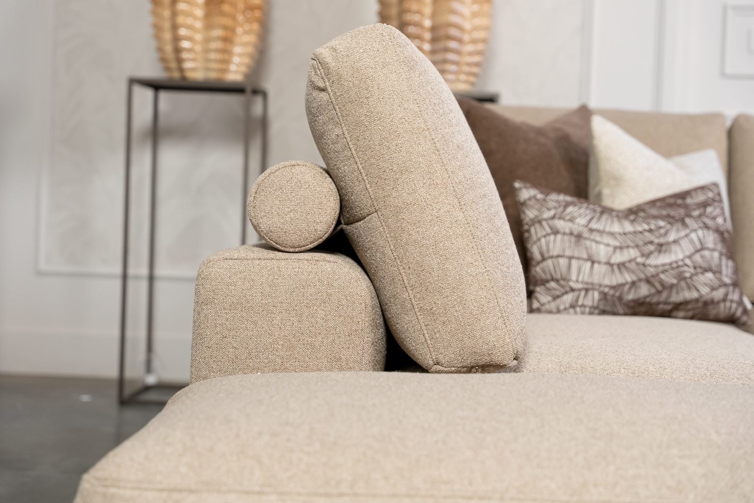 Hoekbank Nova in stof Glory Mocca 13, uitgevoerd in een ruime hoekopstelling met zachte rugkussens, brede armleuningen en een modern, comfortabel design.